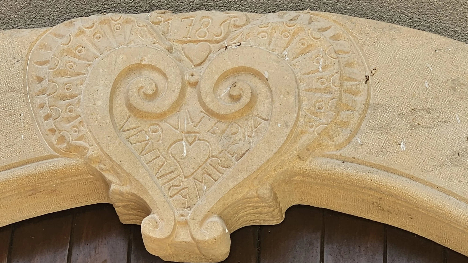 Clau de volta del portal del molino, con la fecha de 1785 tallada en la piedra.